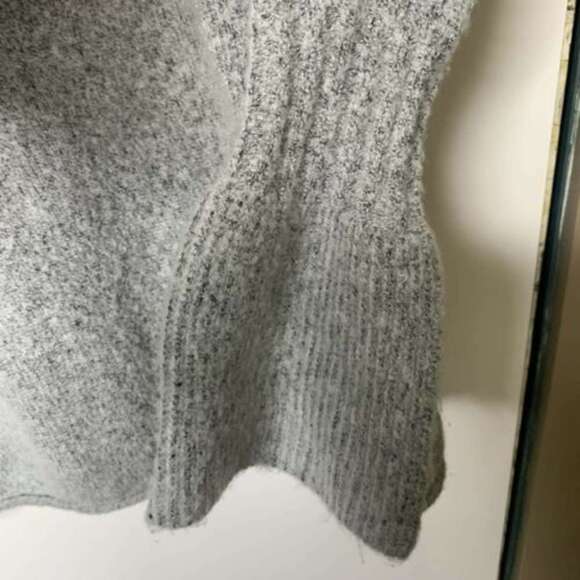 Romeo & Juliet Womens Gray sweater Medium - Picture 5 of 6